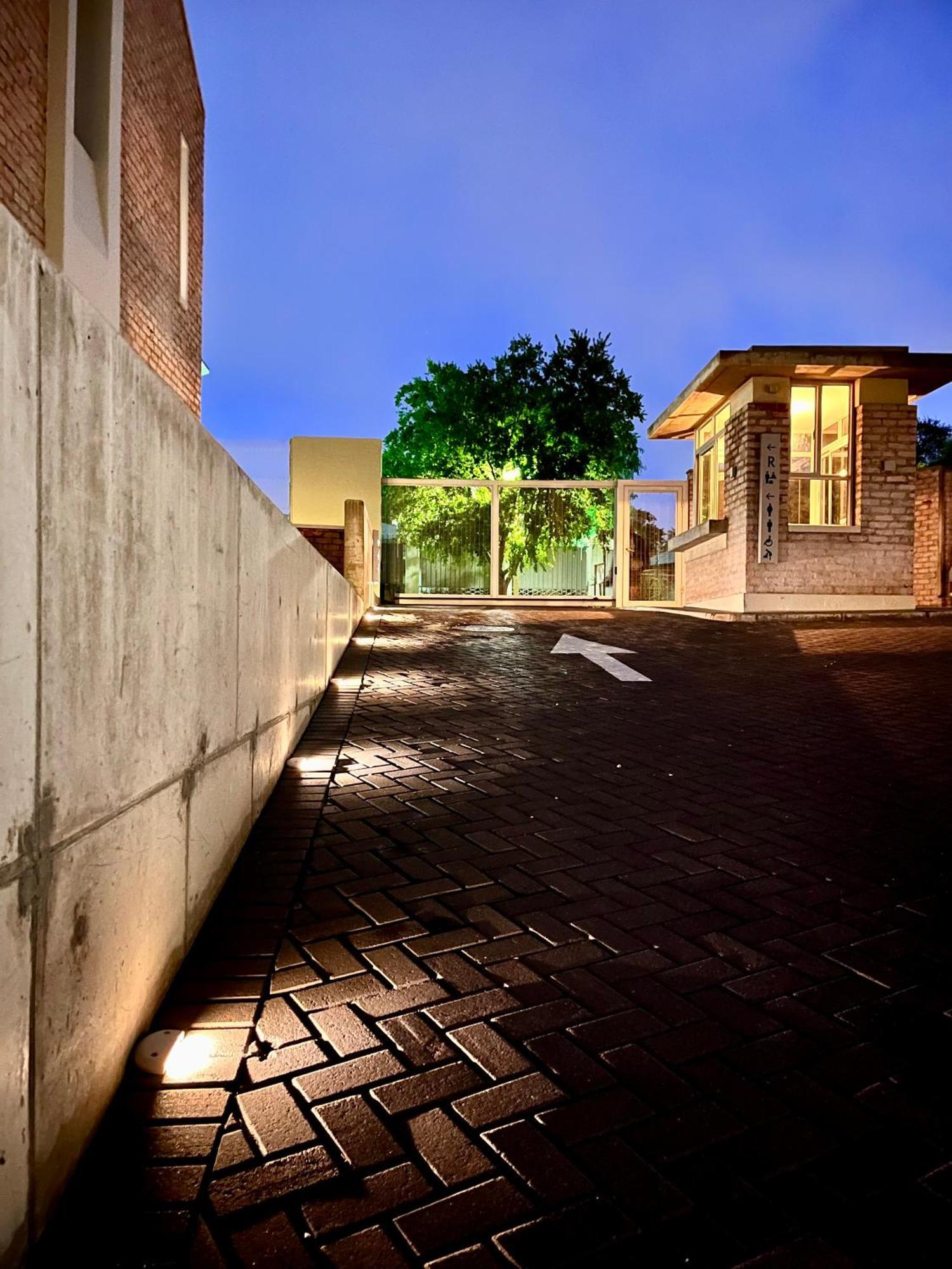 The Windhoek Luxury Suites Екстериор снимка